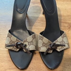 VINTAGE SIZE 7.5 GUCCI KITTEN HEELS